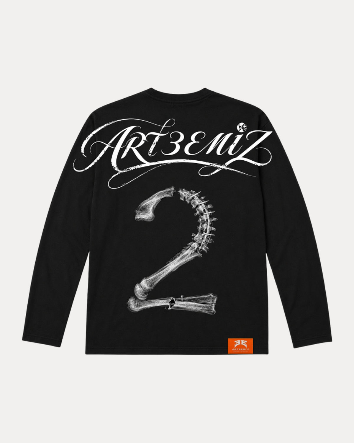 Bones Longsleeve de ARTƎEMIZ — espalda, caligrafía y el 2 formado con la columna