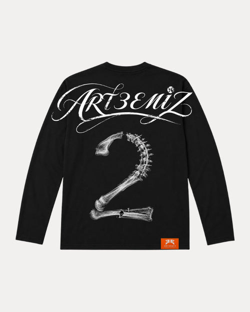 Bones Longsleeve de ARTƎEMIZ — espalda, caligrafía y el 2 formado con la columna